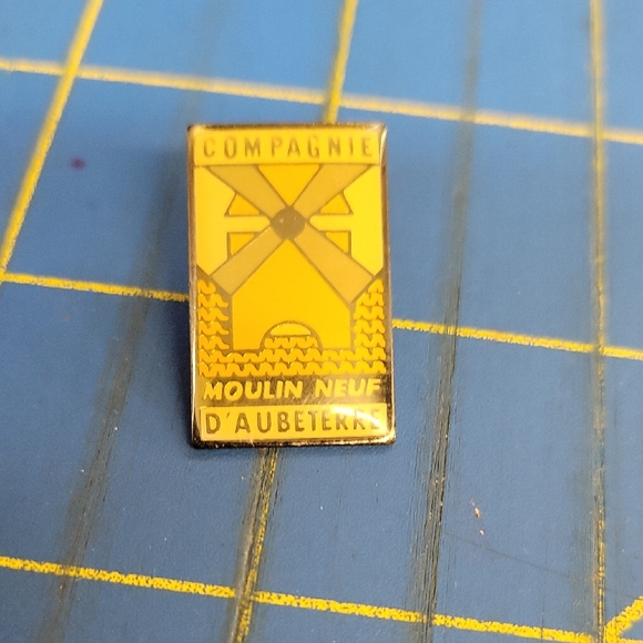 Vintage Compagnie Moulin Neuf D'Aubeterre Tack 0.5" Pin - Picture 1 of 1